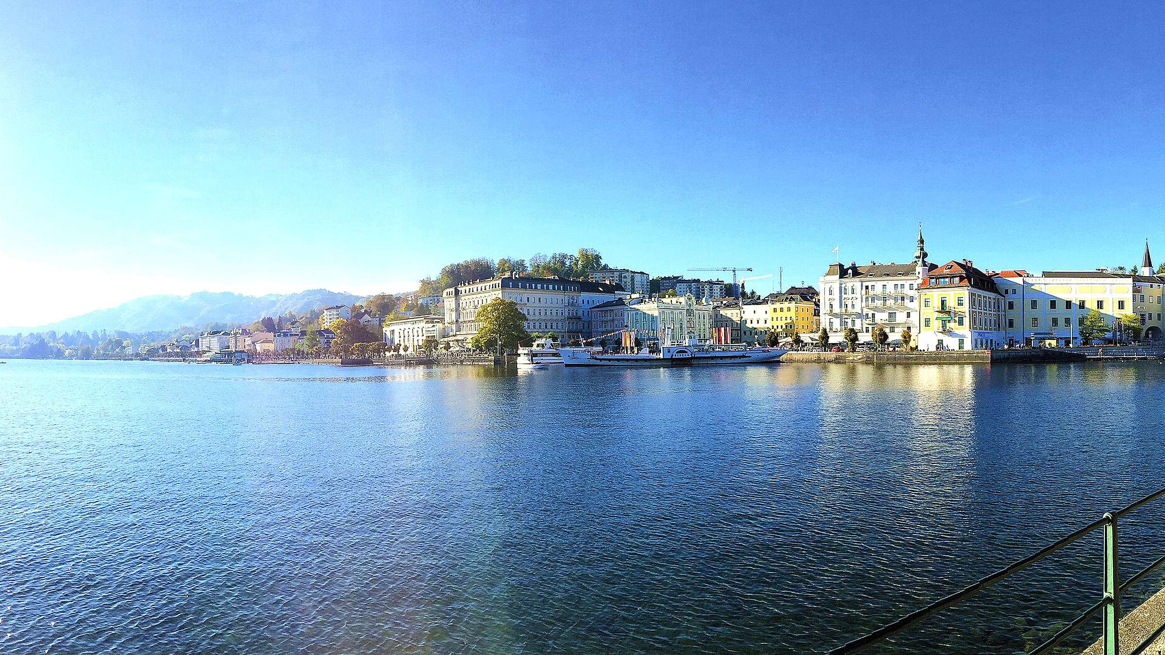 Traunsee mit Uferort, Seeufer und umliegenden Bergen